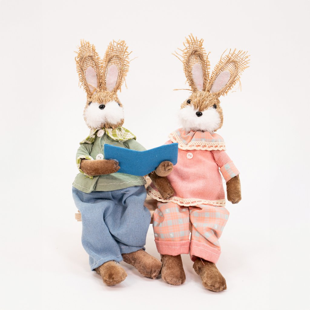 Casal de Coelhos em Palha Sentados Lendo Decoração 30cm Casal de Coelhos em Palha Sentados Lendo Decoração 30cm