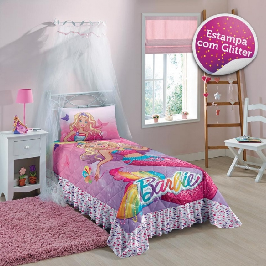 Colcha Matelassê Com Babado Estampada Barbie Reino do Arco-Íris Colcha Matelassê Com Babado Estampada Barbie Reino do Arco-Íris