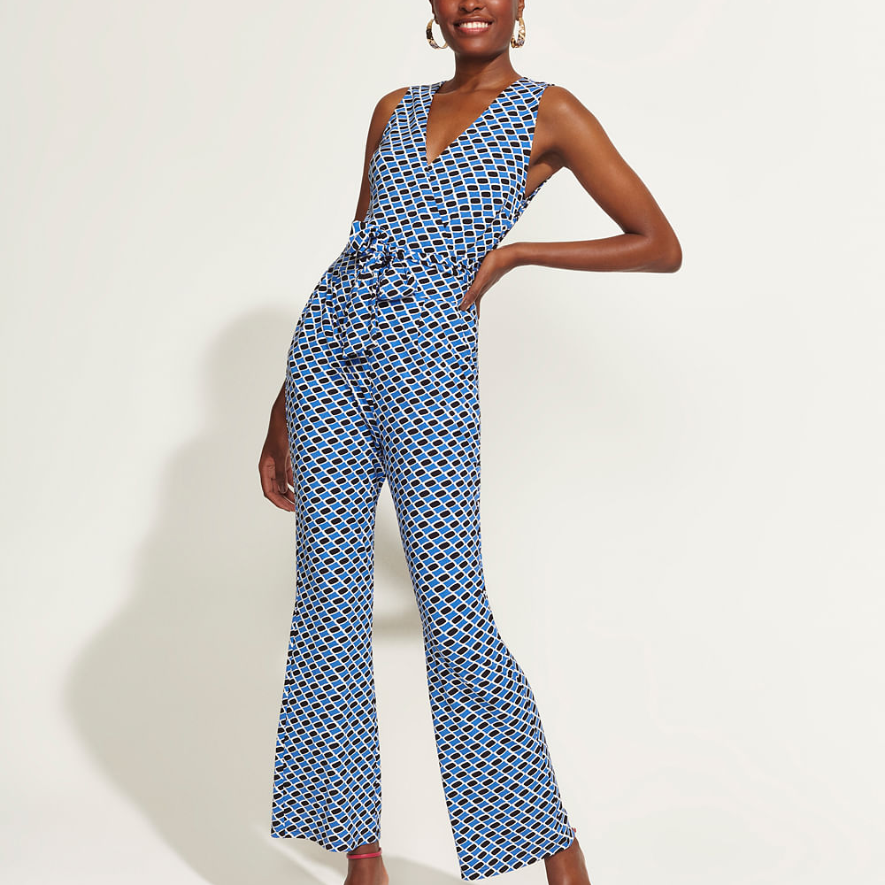 Macacão Feminino DVF Flare Estampado Geométrico com Faixa para Amarrar Sem Manga Azul Claro Macacão Feminino DVF Flare Estampado Geométrico com Faixa para Amarrar Sem Manga Azul Claro