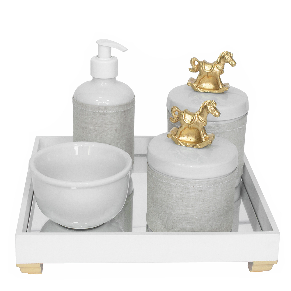 Kit Higiene Espelho Potes, Molhadeira, Porta Álcool-Gel e Capa Cavalinho Dourado Quarto Bebê Unissex Kit Higiene Espelho Potes, Molhadeira, Porta Álcool-Gel e Capa Cavalinho Dourado Quarto Bebê Unissex