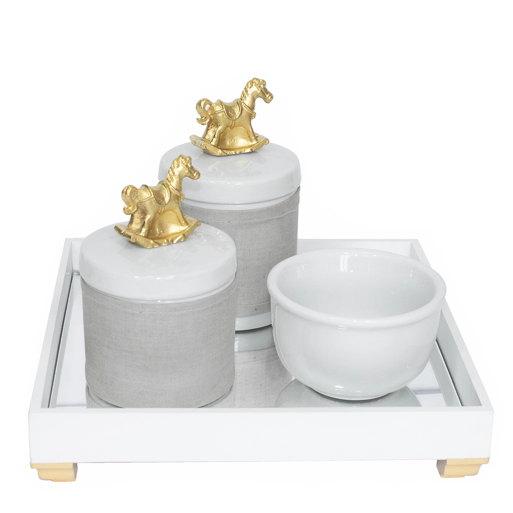 Kit Higiene Espelho Potes, Molhadeira e Capa Cavalinho Dourado Quarto Bebê Unissex Kit Higiene Espelho Potes, Molhadeira e Capa Cavalinho Dourado Quarto Bebê Unissex