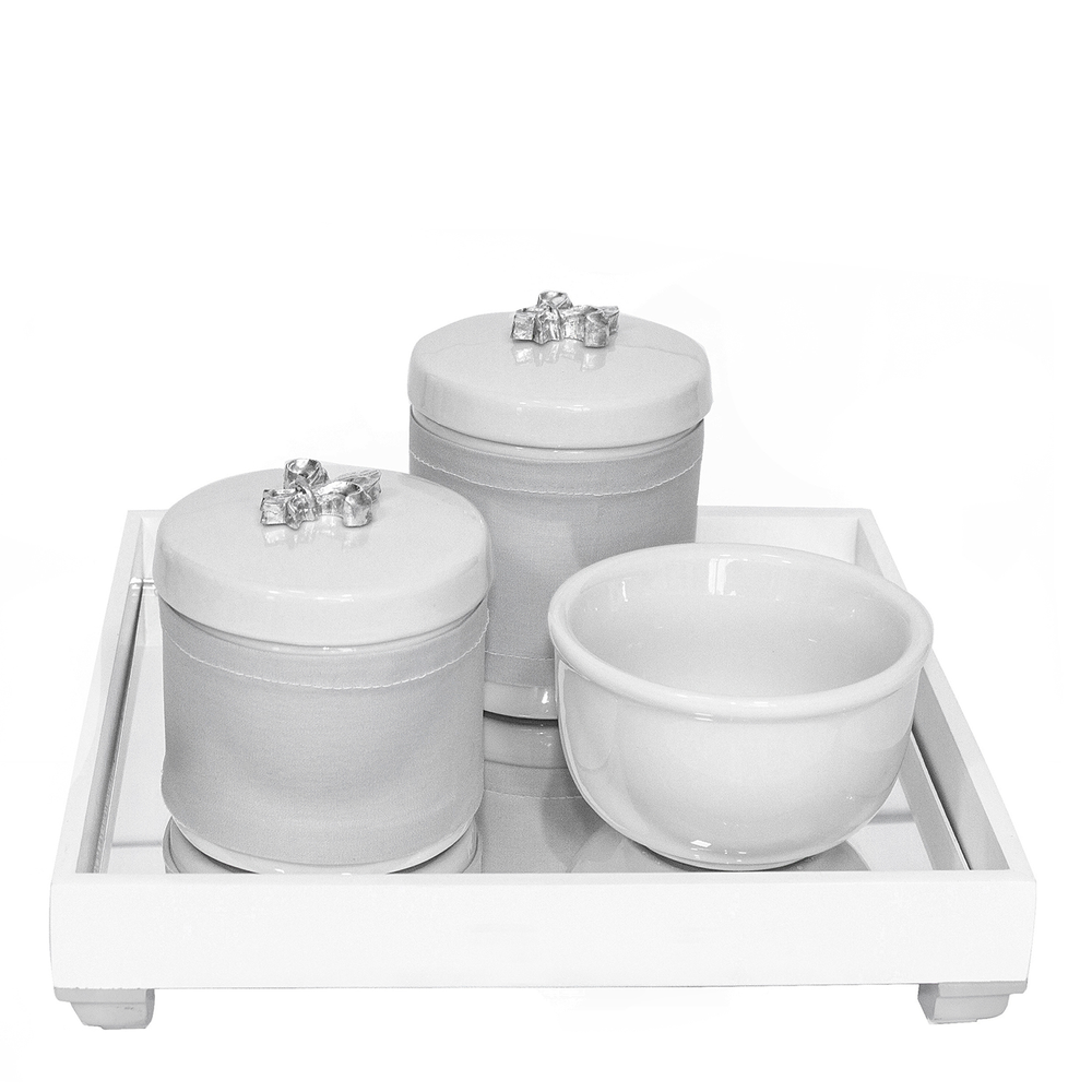 Kit Higiene Espelho Potes, Molhadeira e Capa Flor de Liz Prata Quarto Bebê Unissex Kit Higiene Espelho Potes, Molhadeira e Capa Flor de Liz Prata Quarto Bebê Unissex