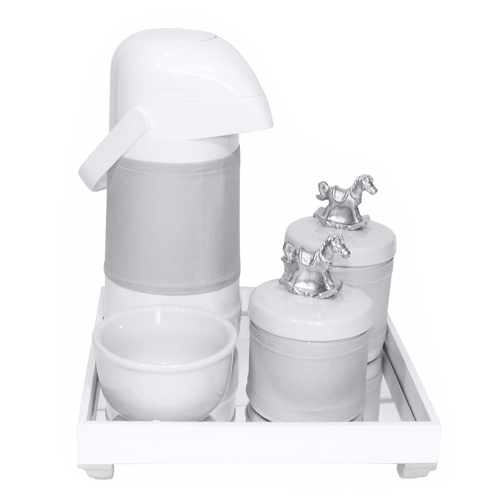 Kit Higiene Espelho Potes, Garrafa, Molhadeira e Capa Cavalinho Prata Quarto Bebê Unissex Kit Higiene Espelho Potes, Garrafa, Molhadeira e Capa Cavalinho Prata Quarto Bebê Unissex