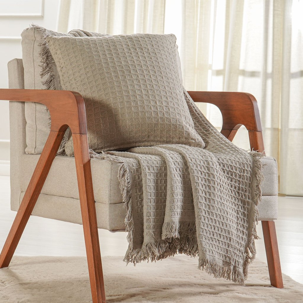 Kit Manta e Almofada Decorativa para Sofá Waffle 100% Algodão 120x150cm Cashmere Kit Manta e Almofada Decorativa para Sofá Waffle 100% Algodão 120x150cm Cashmere