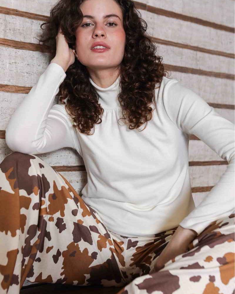 Blusa Canelada Manga Longa Básica Feminina Off White Blusa Canelada Manga Longa Básica Feminina Off White
