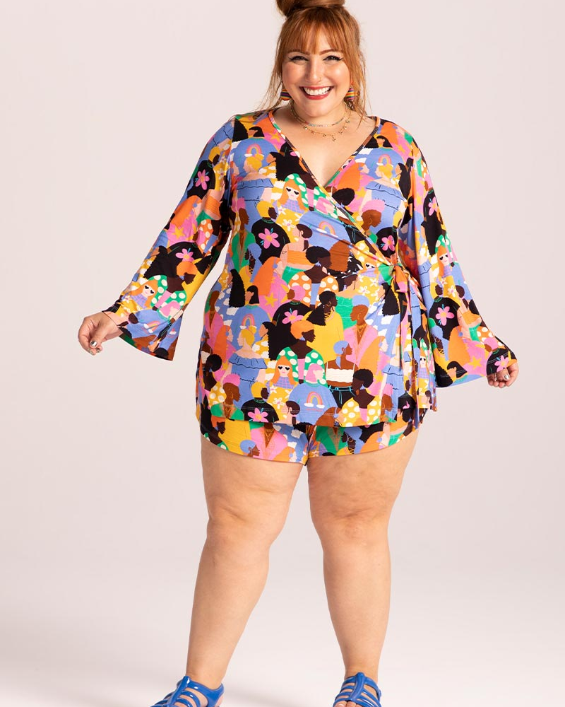 Blusa Transpassada Estampa Mulheres Collab Ju Romano