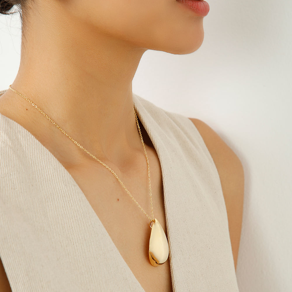 Colar alongado com pingente gota dourado Colar alongado com pingente gota dourado