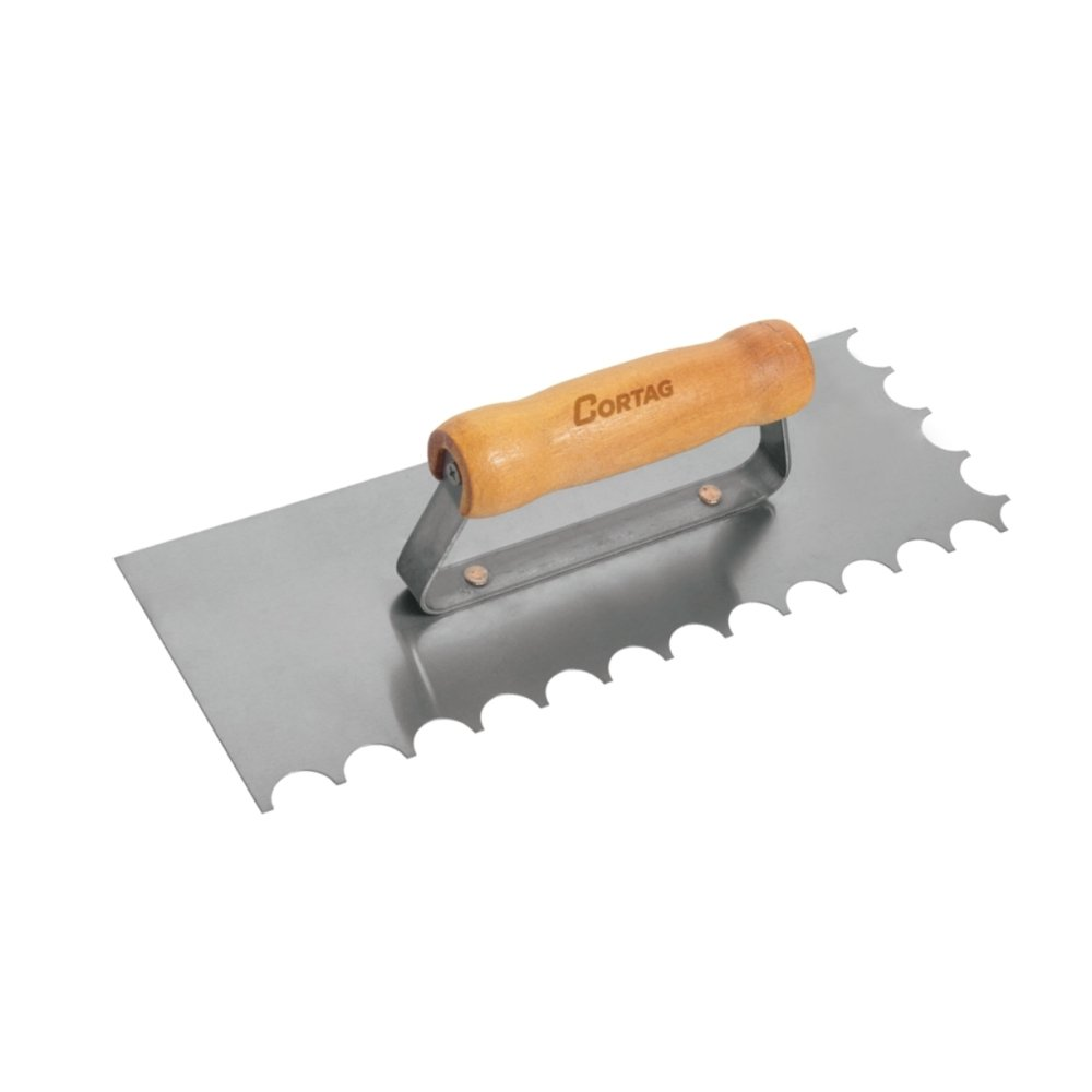 Desempenadeira de Aço Dentada Cortag 38x12cm c/ Dentes de 10mm e Cabo de Madeira Desempenadeira de Aço Dentada Cortag 38x12cm c/ Dentes de 10mm e Cabo de Madeira