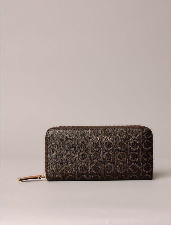 Carteira Feminina Zíper Monograma Calvin Klein - Marrom Carteira Feminina Zíper Monograma Calvin Klein Marrom u Carteira Feminina Zíper Monograma Calvin Klein - Marrom Carteira Feminina Zíper Monograma Calvin Klein Marrom u