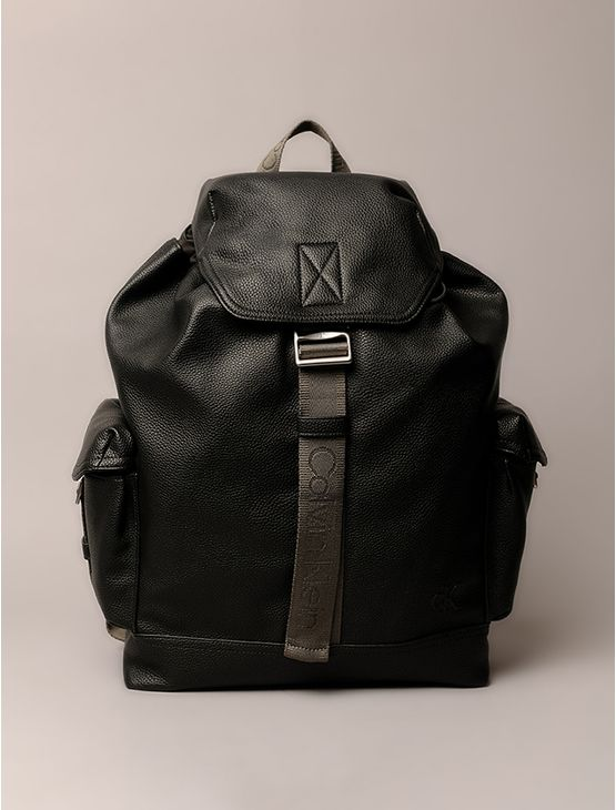 Mochila Masculina Cargo Flap Calvin Klein Jeans - Preto Mochila Masculina Cargo Flap Calvin Klein Jeans Preto u Mochila Masculina Cargo Flap Calvin Klein Jeans - Preto Mochila Masculina Cargo Flap Calvin Klein Jeans Preto u