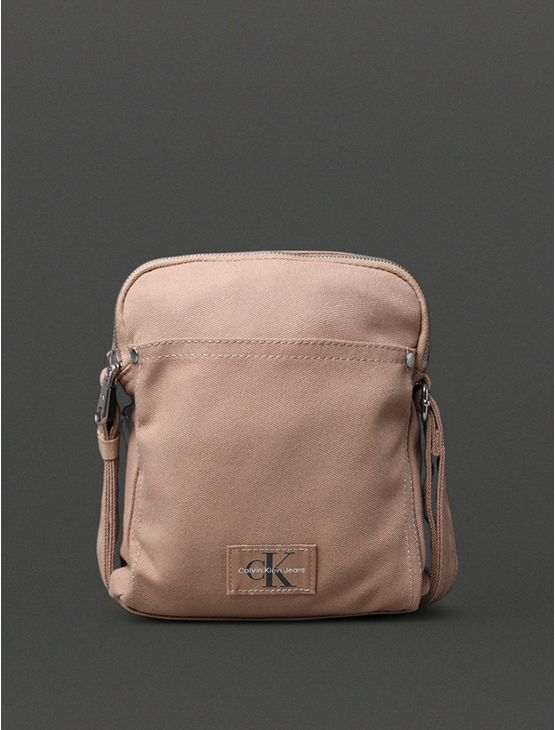 Bolsa Masculina Mini Sport Essentials Calvin Klein Jeans - Caqui Claro Bolsa Masculina Mini Sport Essentials Calvin Klein Jeans Caqui Claro u Bolsa Masculina Mini Sport Essentials Calvin Klein Jeans - Caqui Claro Bolsa Masculina Mini Sport Essentials Calvin Klein Jeans Caqui Claro u