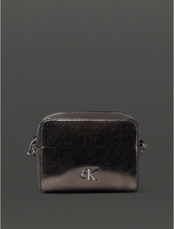 Bolsa Feminina Câmera Bag Metálica Calvin Klein Jeans - Grafite Bolsa Feminina Câmera Bag Metálica Calvin Klein Jeans Grafite u Bolsa Feminina Câmera Bag Metálica Calvin Klein Jeans - Grafite Bolsa Feminina Câmera Bag Metálica Calvin Klein Jeans Grafite u