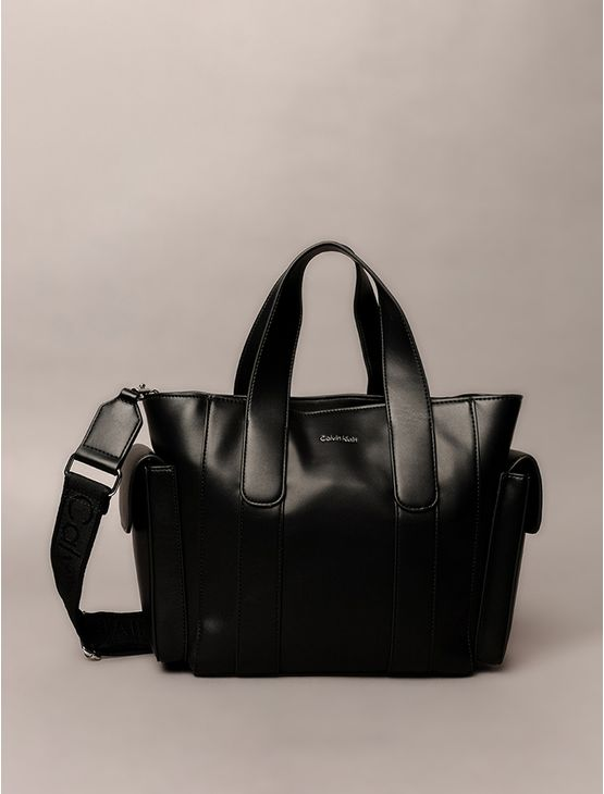 Bolsa Calvin Klein Feminina Com Bolsos Laterais - Preto Bolsa Calvin Klein Feminina Com Bolsos Laterais Preto u Bolsa Calvin Klein Feminina Com Bolsos Laterais - Preto Bolsa Calvin Klein Feminina Com Bolsos Laterais Preto u