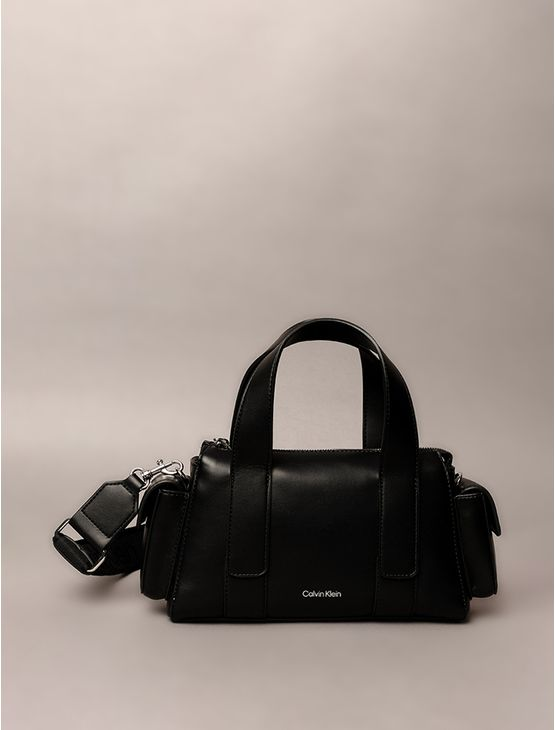 Bolsa Calvin Klein Feminina Pocket Com Bolsos Laterais - Preto Bolsa Calvin Klein Feminina Pocket Com Bolsos Laterais Preto u Bolsa Calvin Klein Feminina Pocket Com Bolsos Laterais - Preto Bolsa Calvin Klein Feminina Pocket Com Bolsos Laterais Preto u