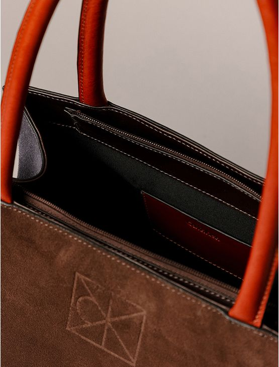 Bolsa Média Calvin Klein Feminina Camurça Contraste - Marrom Bolsa Média Calvin Klein Feminina Camurça Contraste Marrom u