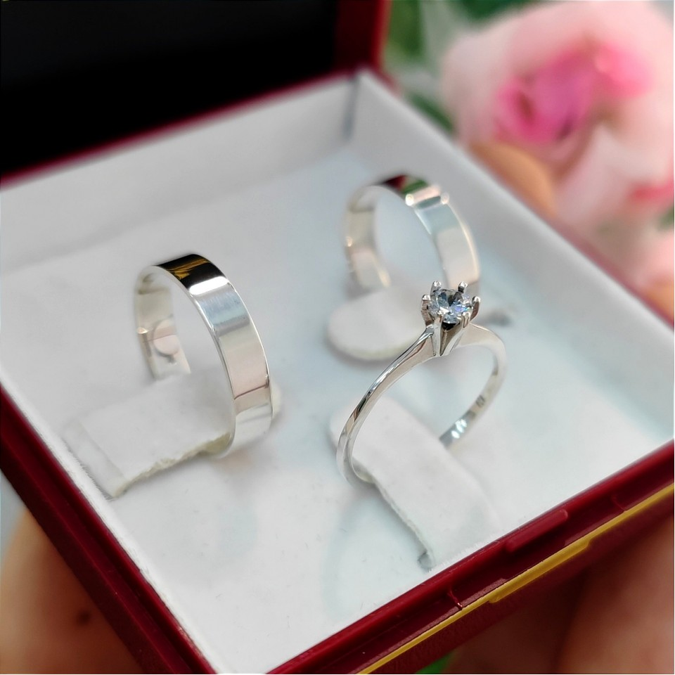 Conjunto em prata, par de alianças 4mm retas + anel solitário Princesa Conjunto em prata, par de alianças 4mm retas + anel solitário Princesa