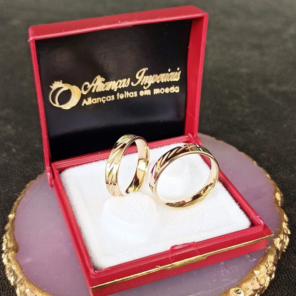 Par Alianças de Moedas Antigas Trabalhadas 4mm Mod. Encanto Par Alianças de Moedas Antigas Trabalhadas 4mm Mod. Encanto