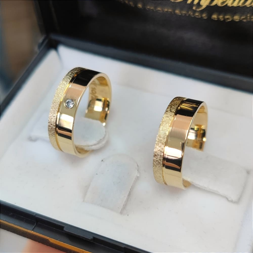 Par Alianças de Moedas Antigas Trabalhadas 8mm reta Mod. R1 Granitada com Zircônia Par Alianças de Moedas Antigas Trabalhadas 8mm reta Mod. R1 Granitada com Zircônia