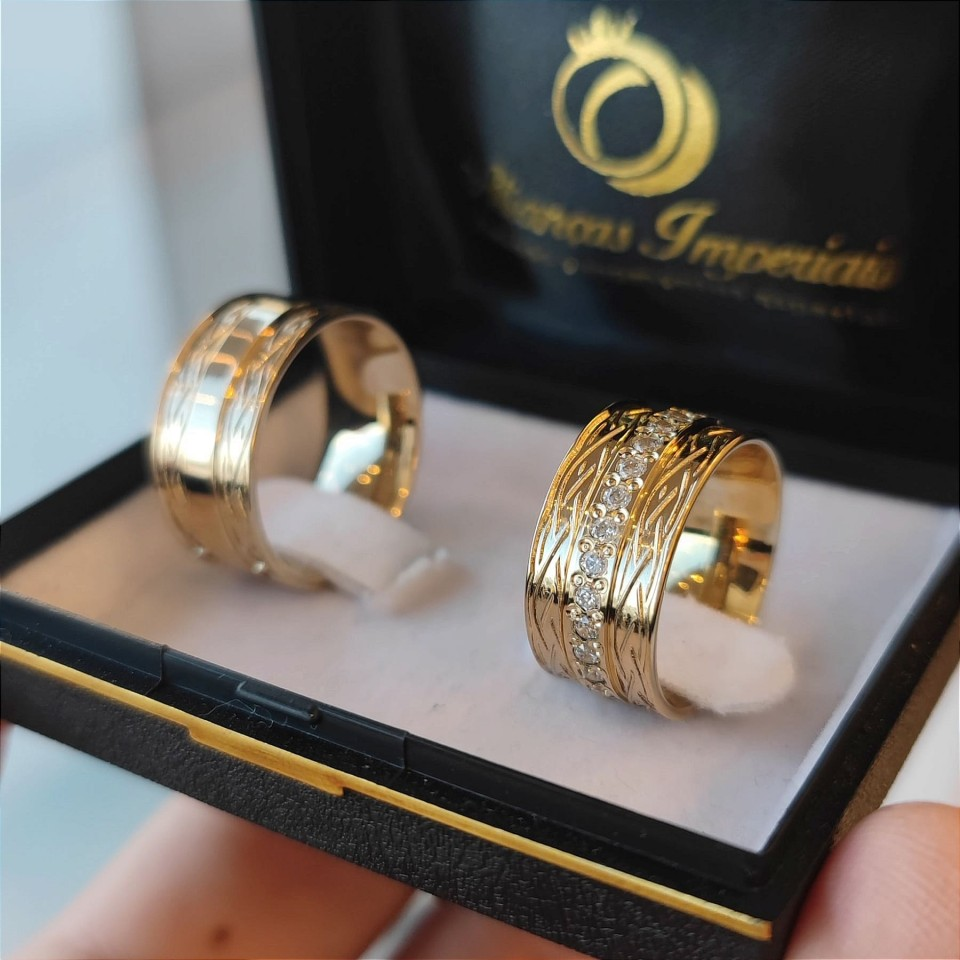 Par de alianças 10mm com zircônias Modelo Ômega Par de alianças 10mm com zircônias Modelo Ômega