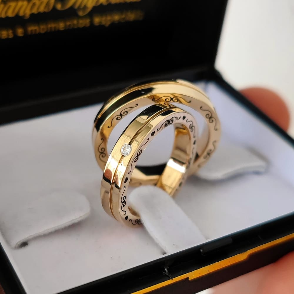 Par de alianças 4mm com zircônia e gravação lateral modelo Majestic