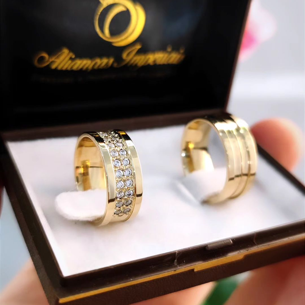 Par de alianças 8mm com 24 zircônias mod. Estelar Par de alianças 8mm com 24 zircônias mod. Estelar