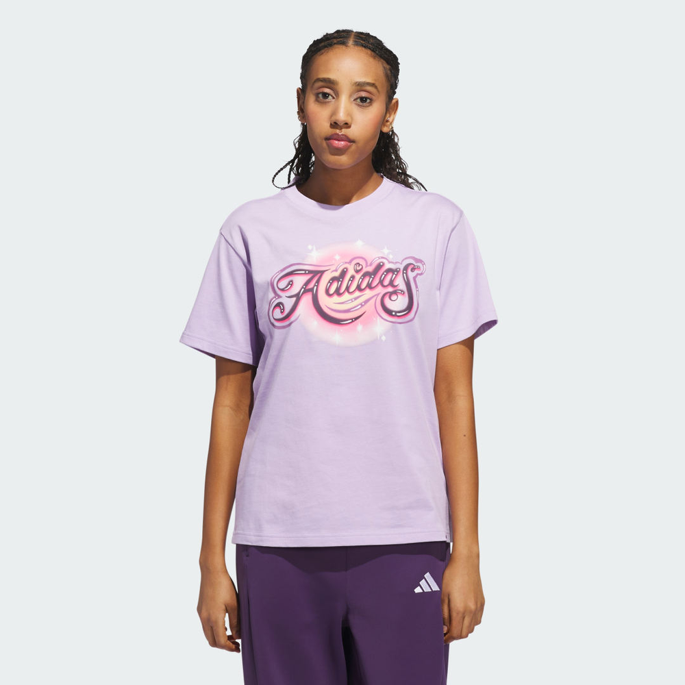 Camiseta Estampada com Gráfico Aerografado Mulher adidas Camiseta Estampada com Gráfico Aerografado Mulher adidas