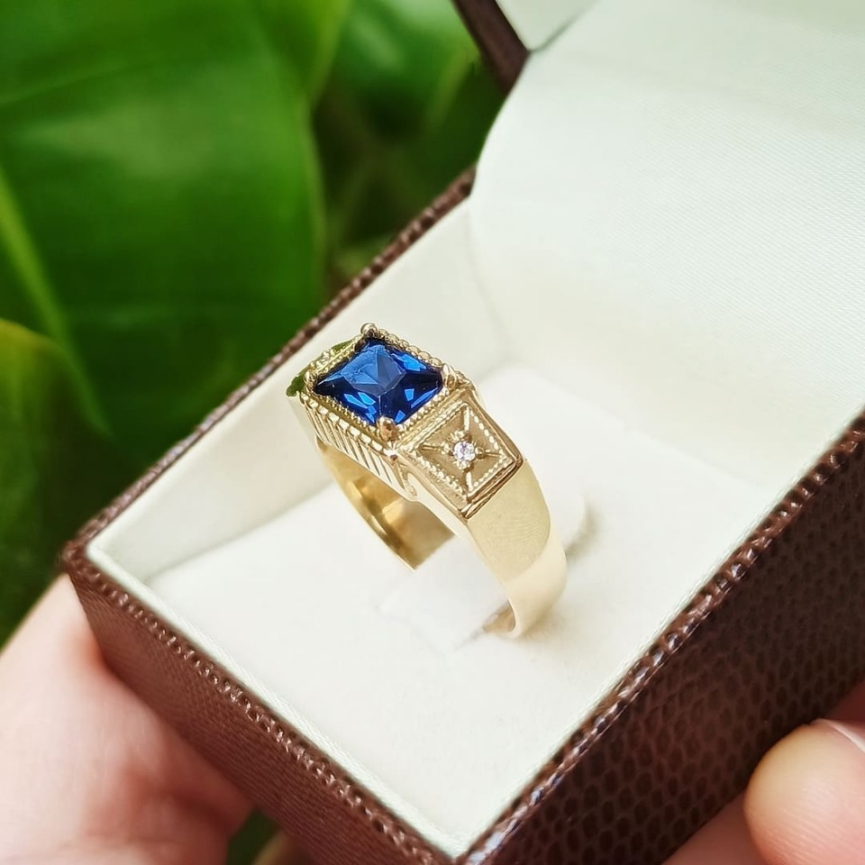 Anel de Formatura Masculino Premium Mod. M2 (Escolha a Cor da Pedra Maior)