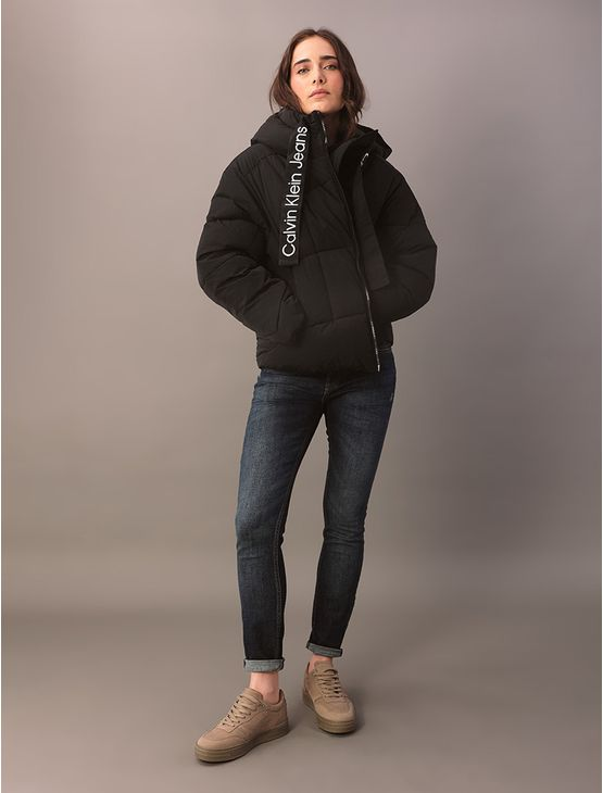 Jaqueta Feminina Curta Com Cadarço Largo Calvin Klein - Preto Jaqueta Feminina Curta Com Cadarço Largo Calvin Klein Preto m Jaqueta Feminina Curta Com Cadarço Largo Calvin Klein - Preto Jaqueta Feminina Curta Com Cadarço Largo Calvin Klein Preto m