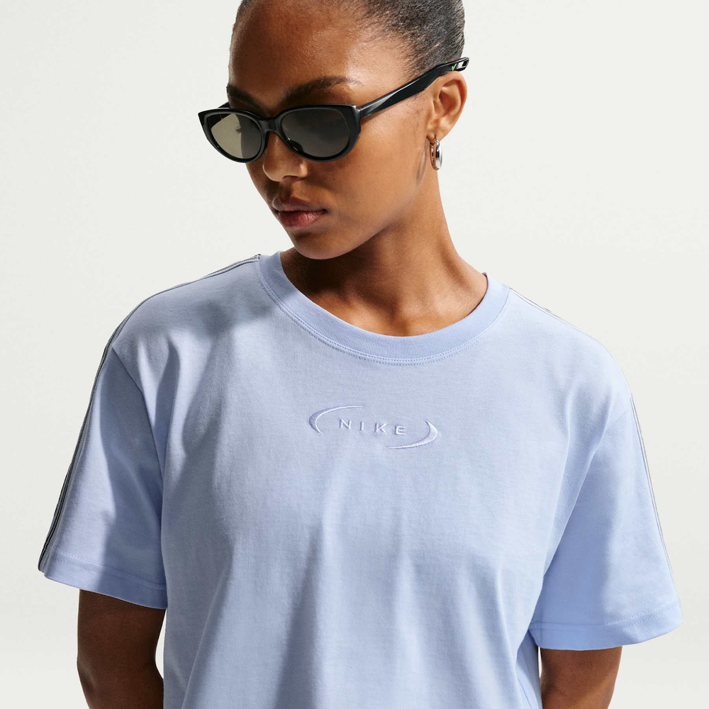 Camiseta Cropped Nike Sportswear Varsity 18 Feminina Camiseta Cropped Nike Sportswear Varsity 18 Feminina