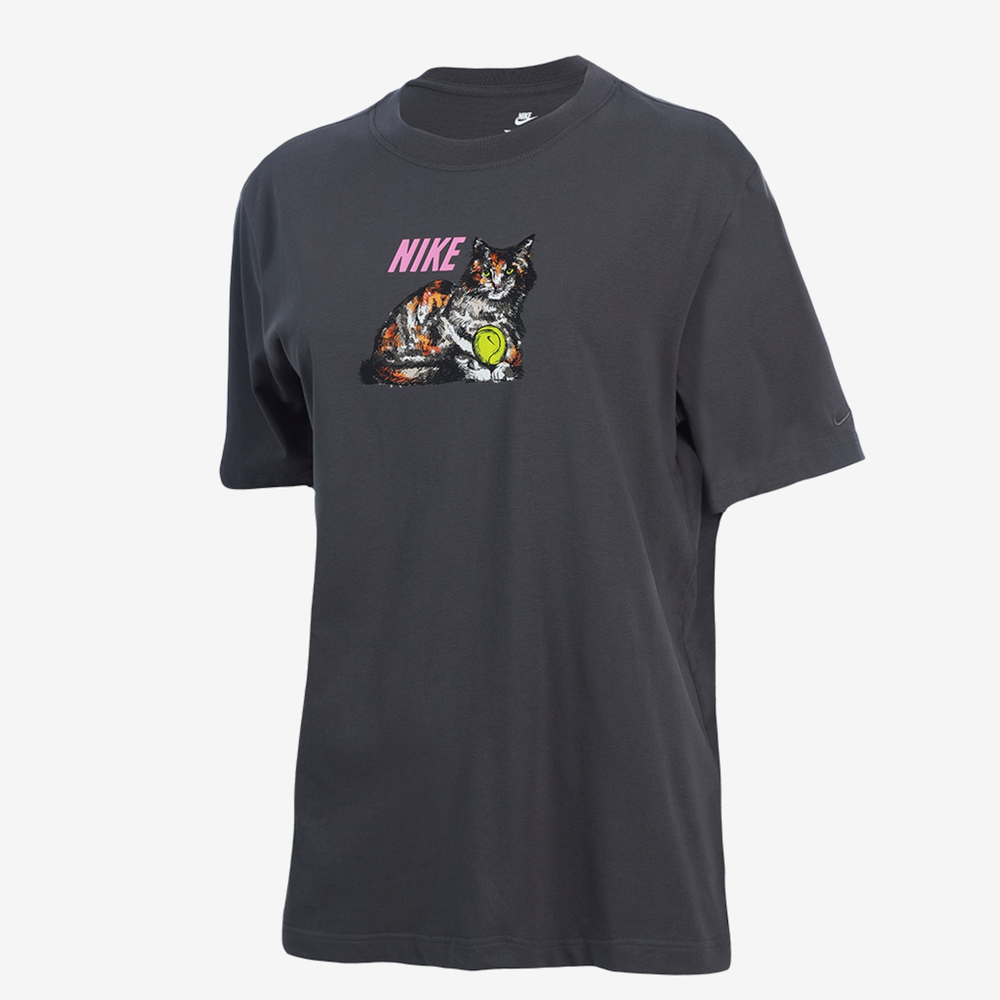 Camiseta Nike Sportswear Sport Cat TGPX Feminina Camiseta Nike Sportswear Sport Cat TGPX Feminina