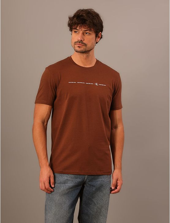 Camiseta Masculina Logo Calvin Klein Jeans - Marrom Camiseta Masculina Logo Calvin Klein Jeans Marrom p Camiseta Masculina Logo Calvin Klein Jeans - Marrom Camiseta Masculina Logo Calvin Klein Jeans Marrom p