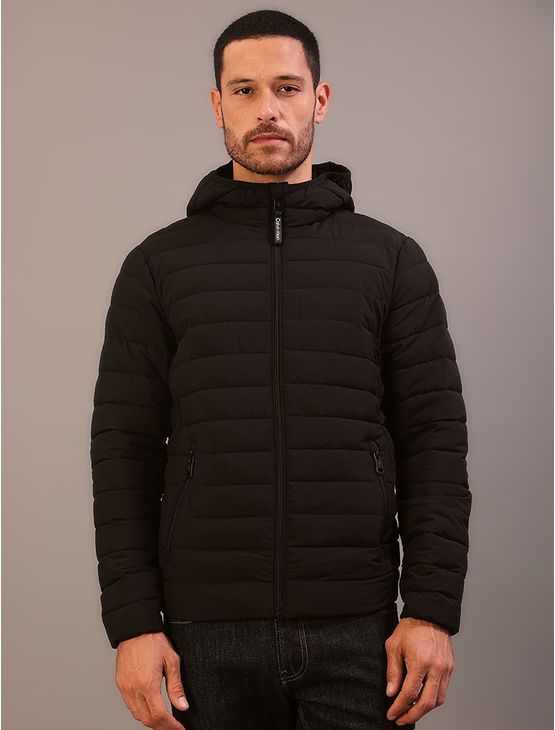 Jaqueta Masculina Calvin Klein Jeans Matelassê Com Capuz - Preto Jaqueta Masculina Calvin Klein Jeans Matelassê Com Capuz Preto g Jaqueta Masculina Calvin Klein Jeans Matelassê Com Capuz - Preto Jaqueta Masculina Calvin Klein Jeans Matelassê Com Capuz Preto g
