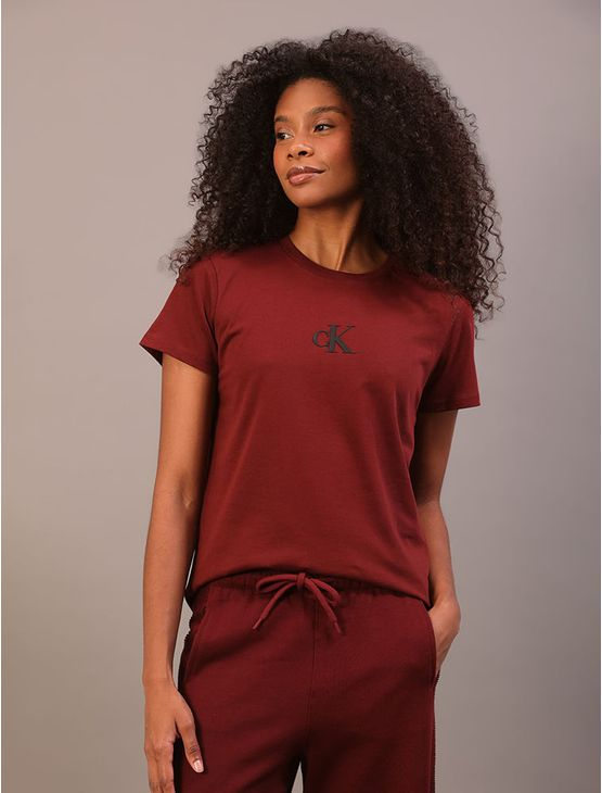 Camiseta Manga Curta Calvin Klein Jeans Feminino Rubber Patch - Bordo Camiseta Manga Curta Calvin Klein Jeans Feminino Rubber Patch Bordo g Camiseta Manga Curta Calvin Klein Jeans Feminino Rubber Patch - Bordo Camiseta Manga Curta Calvin Klein Jeans Feminino Rubber Patch Bordo g