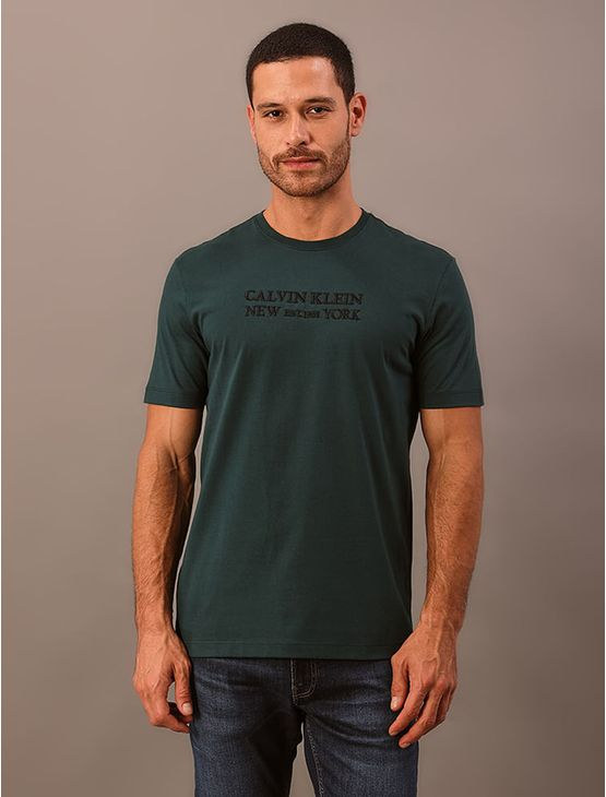 Camiseta Manga Curta Calvin Klein Masculino Bordado Ny Est. 1968 - Verde Médio Camiseta Manga Curta Calvin Klein Masculino Bordado Ny Est. 1968 Verde Médio m Camiseta Manga Curta Calvin Klein Masculino Bordado Ny Est. 1968 - Verde Médio Camiseta Manga Curta Calvin Klein Masculino Bordado Ny Est. 1968 Verde Médio m