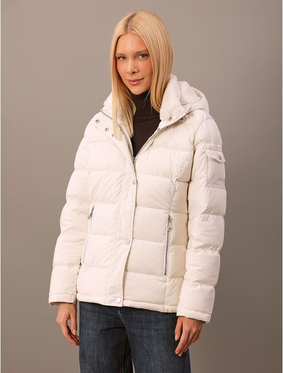 Jaqueta Calvin Klein Feminina Puffer Premium Down - Off White Jaqueta Calvin Klein Feminina Puffer Premium Down Off White g Jaqueta Calvin Klein Feminina Puffer Premium Down - Off White Jaqueta Calvin Klein Feminina Puffer Premium Down Off White g