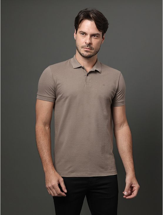 Polo Masculina Slim Meia Malha Pima Calvin Klein - Caqui Medio Polo Masculina Slim Meia Malha Pima Calvin Klein Caqui Medio Ggg Polo Masculina Slim Meia Malha Pima Calvin Klein - Caqui Medio Polo Masculina Slim Meia Malha Pima Calvin Klein Caqui Medio Ggg