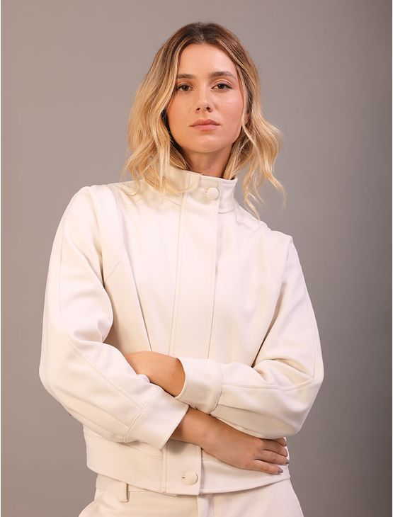 Jaqueta Calvin Klein Feminina Gola Alta Com Recortes - Off White Jaqueta Calvin Klein Feminina Gola Alta Com Recortes Off White 42 Jaqueta Calvin Klein Feminina Gola Alta Com Recortes - Off White Jaqueta Calvin Klein Feminina Gola Alta Com Recortes Off White 42