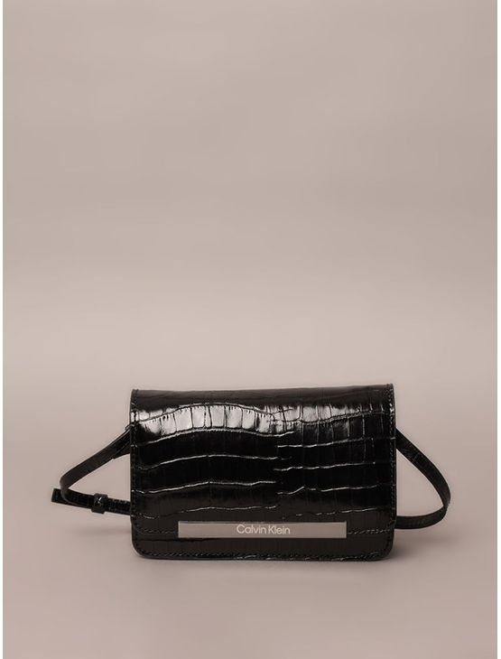Bolsa Pequena Croco Placa Calvin Klein - Preto Bolsa Pequena Croco Placa Calvin Klein Preto u Bolsa Pequena Croco Placa Calvin Klein - Preto Bolsa Pequena Croco Placa Calvin Klein Preto u