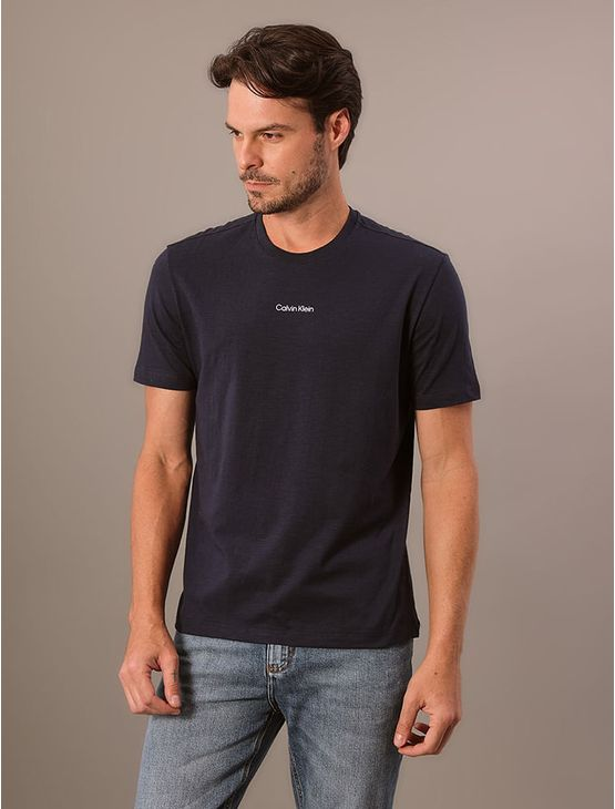 Camiseta Masculina Meia Malha Flamê Calvin Klein - Azul Marinho Camiseta Masculina Meia Malha Flamê Calvin Klein Azul Marinho Gg Camiseta Masculina Meia Malha Flamê Calvin Klein - Azul Marinho Camiseta Masculina Meia Malha Flamê Calvin Klein Azul Marinho Gg