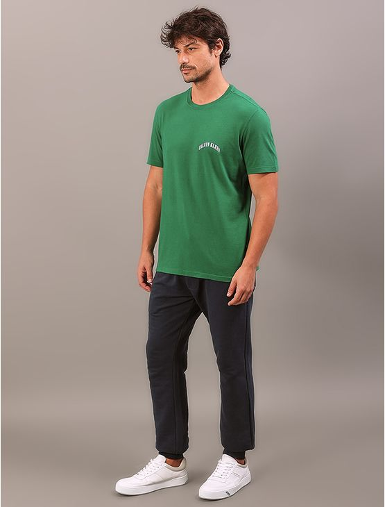 Camiseta Manga Curta Calvin Klein Jeans Masculino Logo College - Verde Camiseta Manga Curta Calvin Klein Jeans Masculino Logo College Verde p Camiseta Manga Curta Calvin Klein Jeans Masculino Logo College - Verde Camiseta Manga Curta Calvin Klein Jeans Masculino Logo College Verde p