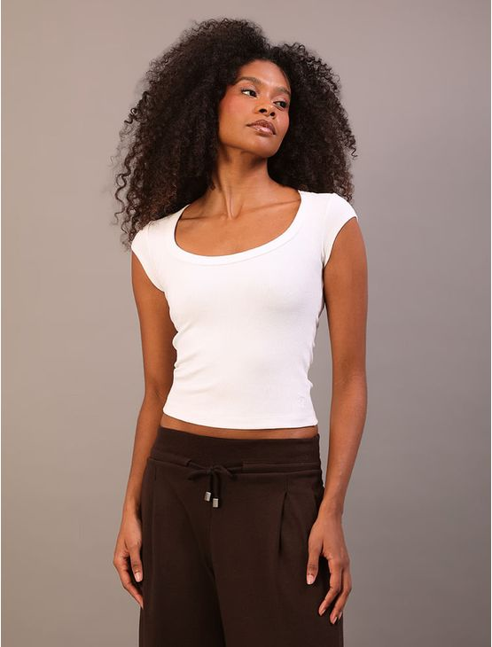 Blusa Calvin Klein Jeans Feminino Manga Curta Ribana Pesada - Off White Blusa Calvin Klein Jeans Feminino Manga Curta Ribana Pesada Off White p Blusa Calvin Klein Jeans Feminino Manga Curta Ribana Pesada - Off White Blusa Calvin Klein Jeans Feminino Manga Curta Ribana Pesada Off White p