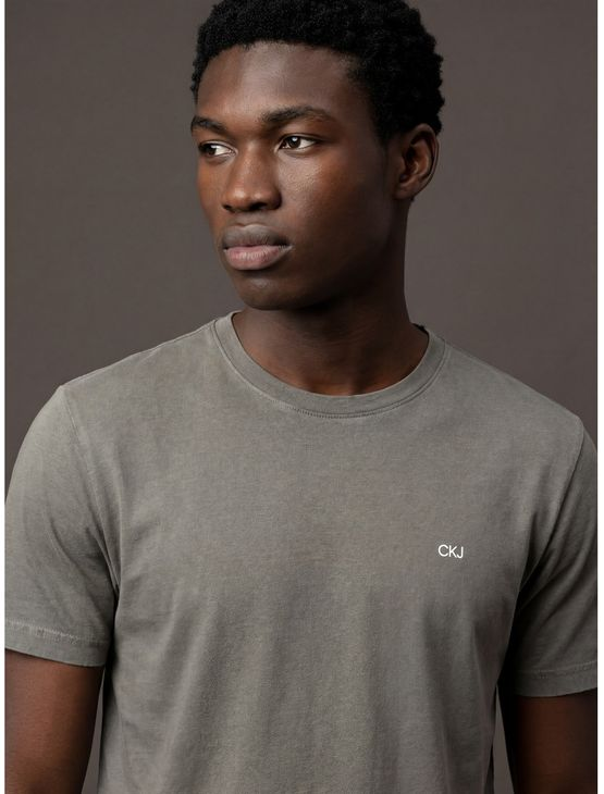 Camiseta Manga Curta Calvin Klein Jeans Masculino Logo Calvin Klein Jeans Pigmento - Chumbo Camiseta Manga Curta Calvin Klein Jeans Masculino Logo Calvin Klein Jeans Pigmento Chumbo g Camiseta Manga Curta Calvin Klein Jeans Masculino Logo Calvin Klein Jeans Pigmento - Chumbo Camiseta Manga Curta Calvin Klein Jeans Masculino Logo Calvin Klein Jeans Pigmento Chumbo g