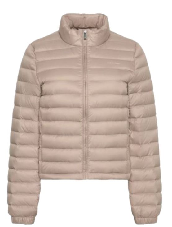 Jaqueta Calvin Klein Feminino Matelassê Ultralight - Areia Jaqueta Calvin Klein Feminino Matelassê Ultralight Areia Gg Jaqueta Calvin Klein Feminino Matelassê Ultralight - Areia Jaqueta Calvin Klein Feminino Matelassê Ultralight Areia Gg