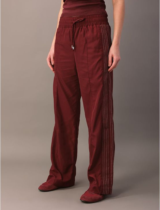 Calça Calvin Klein Jeans Feminino Abertura na Barra e Detalhes - Bordo Calça Calvin Klein Jeans Feminino Abertura na Barra e Detalhes Bordo 40 Calça Calvin Klein Jeans Feminino Abertura na Barra e Detalhes - Bordo Calça Calvin Klein Jeans Feminino Abertura na Barra e Detalhes Bordo 40
