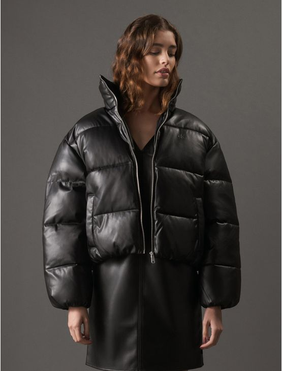 Jaqueta Feminina Faux Leather Matelassê Calvin Klein Jeans - Preto Jaqueta Feminina Faux Leather Matelassê Calvin Klein Jeans Preto p Jaqueta Feminina Faux Leather Matelassê Calvin Klein Jeans - Preto Jaqueta Feminina Faux Leather Matelassê Calvin Klein Jeans Preto p