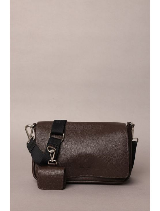 Bolsa Média Calvin Klein Jeans Chaveiro - Marrom Bolsa Média Calvin Klein Jeans Chaveiro Marrom u Bolsa Média Calvin Klein Jeans Chaveiro - Marrom Bolsa Média Calvin Klein Jeans Chaveiro Marrom u