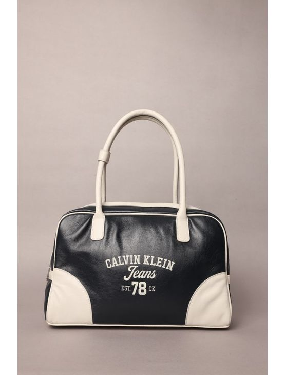 Bolsa Grande Calvin Klein Jeans Estampa. 78 Calvin Klein - Marinho Bolsa Grande Calvin Klein Jeans Estampa. 78 Calvin Klein Marinho u Bolsa Grande Calvin Klein Jeans Estampa. 78 Calvin Klein - Marinho Bolsa Grande Calvin Klein Jeans Estampa. 78 Calvin Klein Marinho u