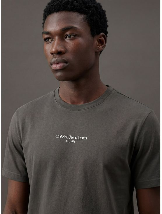 Camiseta Manga Curta Calvin Klein Jeans Masculino Logo Estampa1978 - Chumbo Camiseta Manga Curta Calvin Klein Jeans Masculino Logo Estampa1978 Chumbo p