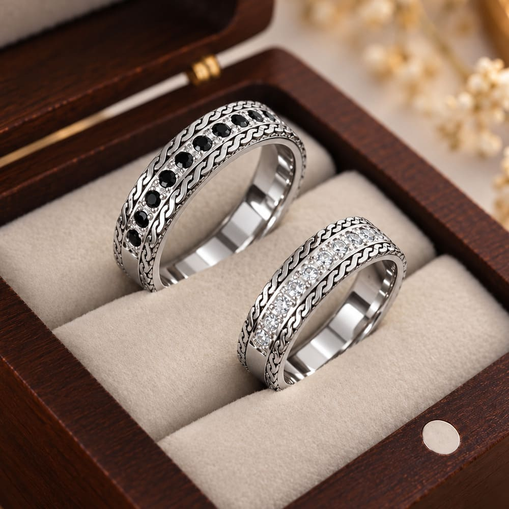 Par Alianças de Prata 950 Trabalhadas 4mm Mod. Rumi Pedras cristal e pretas Par Alianças de Prata 950 Trabalhadas 4mm Mod. Rumi Pedras cristal e pretas