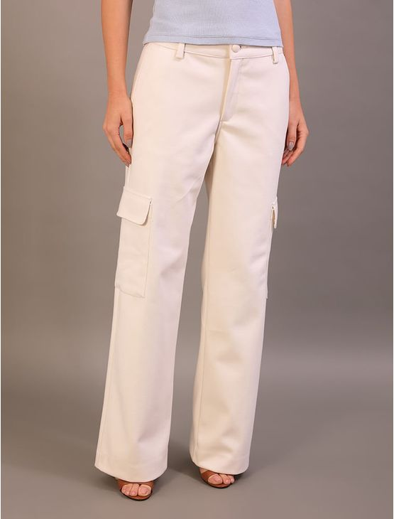 Calça Cargo Calvin Klein Feminino Com Bolso Traseiro Assimétrica - Off White Calça Cargo Calvin Klein Feminino Com Bolso Traseiro Assimétrica Off White 42 Calça Cargo Calvin Klein Feminino Com Bolso Traseiro Assimétrica - Off White Calça Cargo Calvin Klein Feminino Com Bolso Traseiro Assimétrica Off White 42